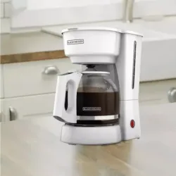 CAFETERA BLACK DECKER-12 TAZAS-SISTEMA GOTEO-BOTON ENCENDIDO Y APAGADO-BLANCA