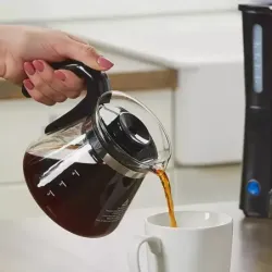 CAFETERA BLACK DECKER-5 TAZAS-FILTRO PERMANENTE-BOTON ENCENDIDO Y APAGADO-NEGRA